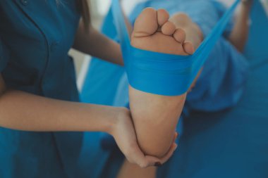 Fizyoterapistler hastalarla yakın çekim kliniklerinde çalışırlar. Fiziksel sağlığın rehabilitasyonu konsepti, doktor hastaya tavsiyelerde bulunur. Ayak bileği sorunları ve kas yaralanmaları