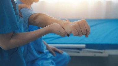 Egzersiz halter tedavi hakkında kol ve omuz sporcu ile erkek hastanın fizik tedavi kavramı veren fizyoterapist adam