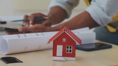 Mimar planları üzerinde çalışma