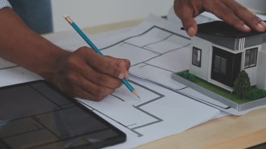 Mimar ev planıyla çalışıyor