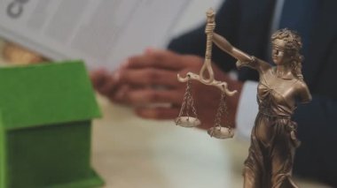 Hakim tokmağı ve adalet terazisi arka planda.