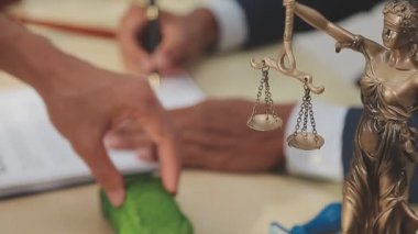 Adalet ve hukuk kavramı imajı. Yargıç Tokmak, adalet terazisi ve Yargıç Tokmak.