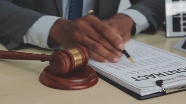 İş adamı kontratı imzalıyor.