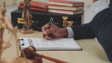 Ofiste çalışan bir avukat.