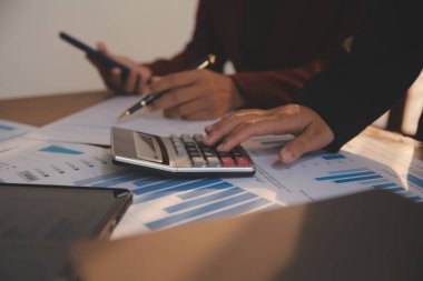 İş adamları iş stratejilerini analiz ediyor ve planlıyorlar.