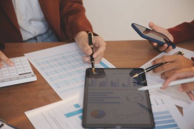 İş adamları iş stratejilerini analiz ediyor ve planlıyorlar.