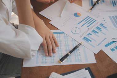 Yatırım stratejilerini analiz etmek için iş toplantıları ve daha karlı bir iş için beyin fırtınası satış planları.