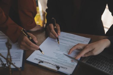 Avukat danışmanlarıyla görüşen arabulucu müvekkil, iş adamı ve erkek avukat veya hakim, müvekkil, hukuk ve hukuk hizmetleri kavramı ile takım toplantısı için danışmanlık yapıyor..