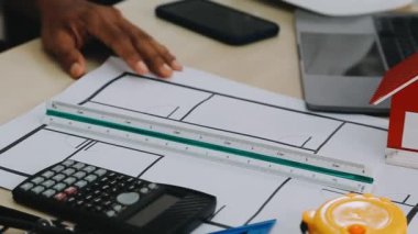 Ofisteki taslak üzerinde ev modeliyle çalışan mimarı kapatın.