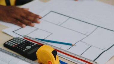 Mimar plan üzerinde çalışıyor, plan, çizim, mimari proje. proje mühendisliği çizim ve mühendislik tasarım araçları