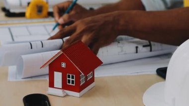 Ofiste planlar ve planlarla çalışan mühendis bir mimar. inşaat ve mühendislik.