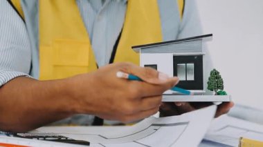 İnşaat projesinde çalışan mimar veya mühendis