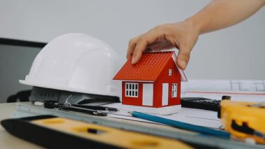 Güvenlik kaskı, güvenlik yeleği, inşaat konsepti olan mühendis veya işçi