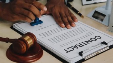 İş adamı bir imza sözleşmesi imzalıyor