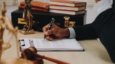 İş adamı Tokmak ile ofisinde sözleşme imzalıyor..