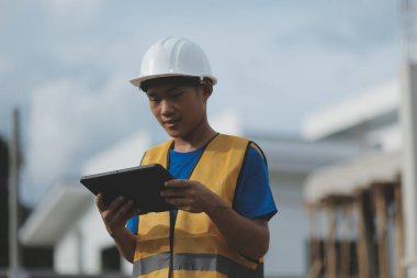 Sol el tableti tutarken işçi teftişi. Tablet kullanan müfettiş..