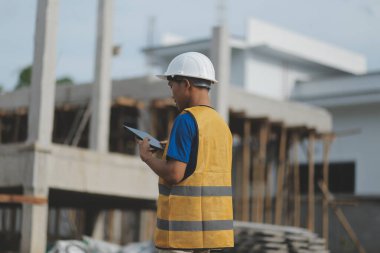 Sol el tableti tutarken işçi teftişi. Tablet kullanan müfettiş..