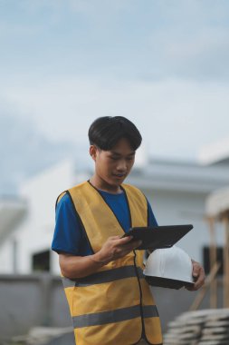 Sol el tableti tutarken işçi teftişi. Tablet kullanan müfettiş..