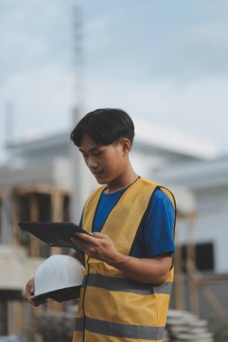 Sol el tableti tutarken işçi teftişi. Tablet kullanan müfettiş..