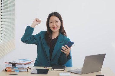 İnternette çalışmak ya da ödev yapmak için dizüstü bilgisayar sabit kulaklık kullanan genç bir kadının yaşam tarzı budur..