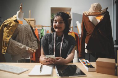 Moda tasarımcıları iş başında. Moda tasarım stüdyosunda çalışan güzel genç bir kadın..