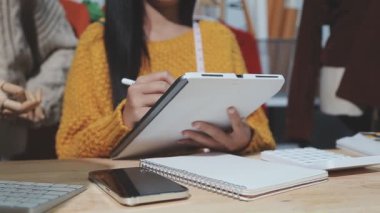 Tablet kullanan genç bir kadın.