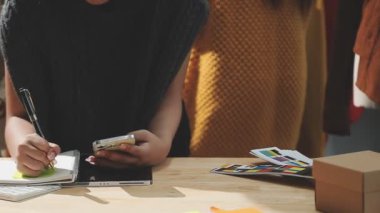 Dizüstü bilgisayarda çalışan kadın