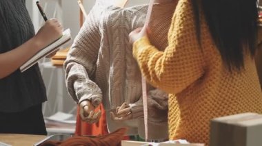 bir bilgisayar ile çalışan genç kadın