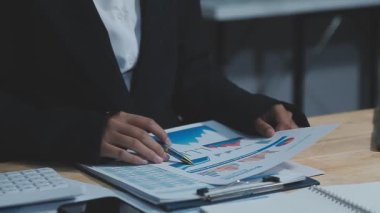 Modern ofiste çalışan iş adamı