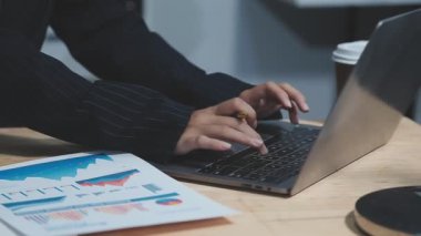 İş yerinde dizüstü bilgisayarı olan iş adamı