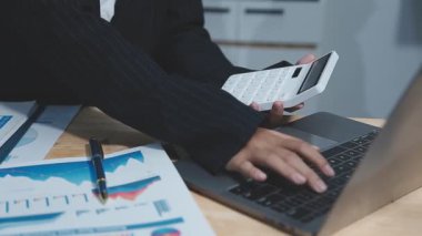 Ofiste mali raporla çalışan işadamı