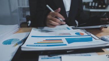 Ofiste çalışan genç adam.