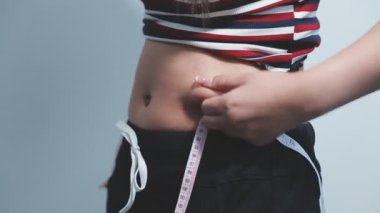 Karnında bant olan kilolu bir kadın.