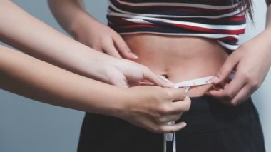 Spor salonunda şişman göbekli bir kadın.