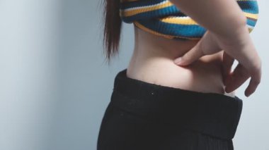 sırt ağrısı olan kadın