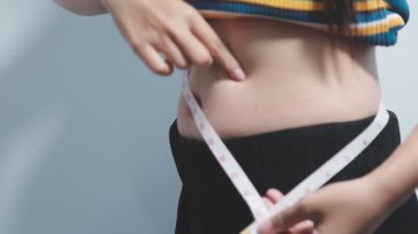 Kadın bel bandı ölçme ile ölçme.