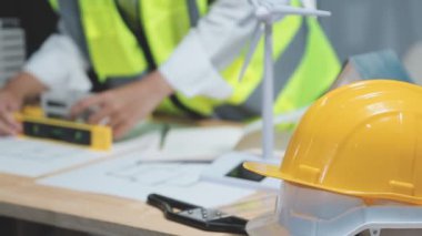 Ofiste klasik ses efektiyle inşaat ve mühendislik planları üzerinde çalışan mühendis..