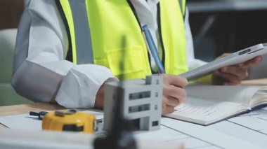 İnşaat için dizüstü bilgisayar kullanan mimar