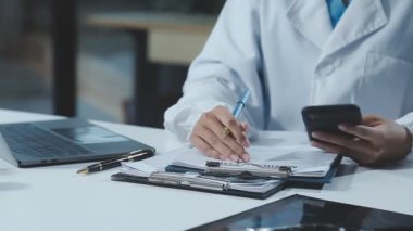 ofiste çalışan doktor