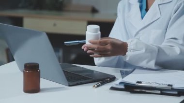 Laptop ve akıllı telefonla çalışan kadın doktor.