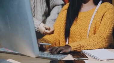 Ofisteki masada çalışan genç bir kadın.
