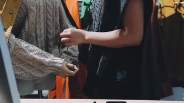 Stüdyoda laptop kullanan moda tasarımcısı kadın.