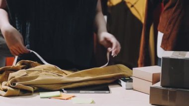Moda tasarımcısı stüdyoda.