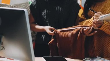 Alışveriş merkezinde alışveriş yapan genç bir kadın.