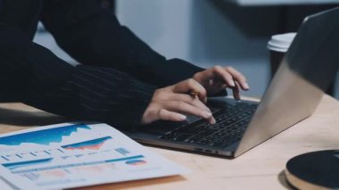 Ofisteki hesap makinesi ve dizüstü bilgisayarı kullanarak adamın elini kapat