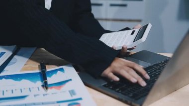 Ofiste dizüstü bilgisayarlı bir iş adamı.