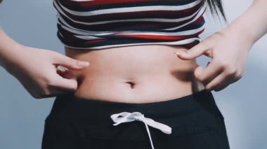 Kadın belini ölçüyor.