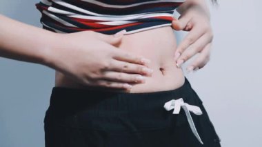 Karnında mide olan bir kadın..