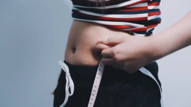 Şişman göbekli kadın.