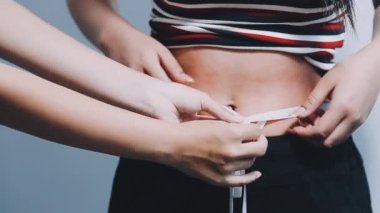 Kilolu ve kalibreli bir kadın..